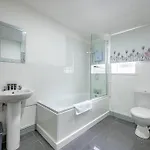 Holiday home *2a* Ground Floor House Setup For Your Amazing & Relaxed + Free Parking + Free Fast Wifi