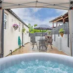 *2a* Ground Floor House Setup For Your Amazing & Relaxed + Free Parking + Free Fast Wifi *
