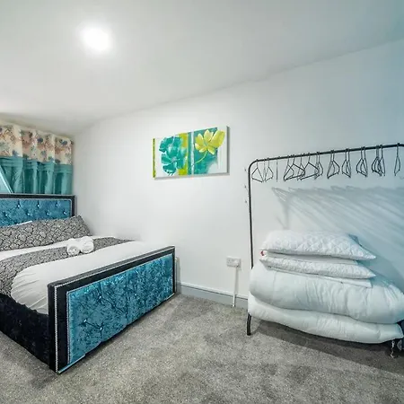 Holiday home *2a* Ground Floor House Setup For Your Amazing & Relaxed + Free Parking + Free Fast Wifi