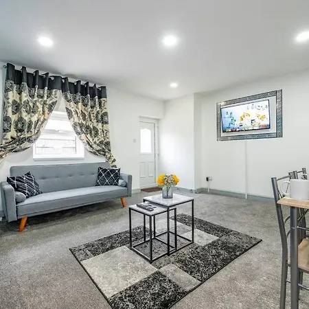 *2a* Ground Floor House Setup For Your Amazing & Relaxed + Free Parking + Free Fast Wifi