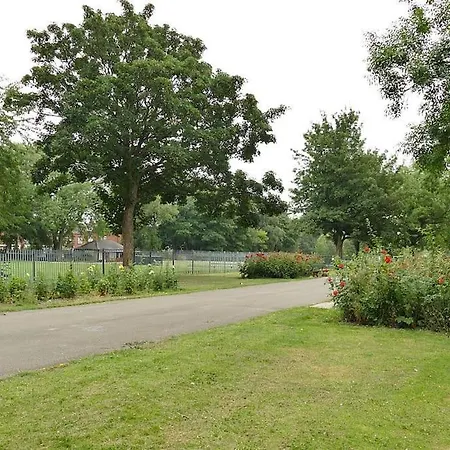 *2a* Ground Floor House Setup For Your Amazing & Relaxed + Free Parking + Free Fast Wifi * リーズ