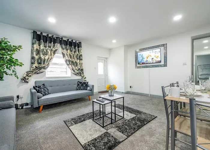 *2a* Ground Floor House Setup For Your Amazing & Relaxed + Free Parking + Free Fast Wifi