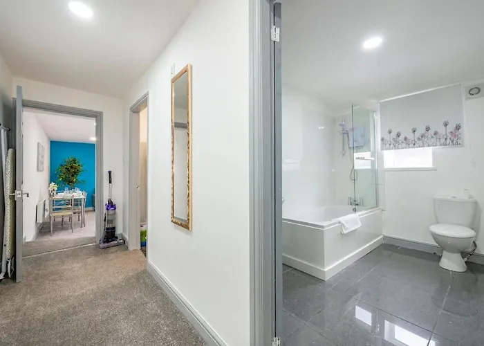 Holiday home *2a* Ground Floor House Setup For Your Amazing & Relaxed + Free Parking + Free Fast Wifi