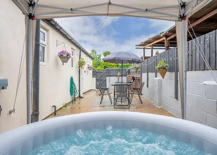 *2a* Ground Floor House Setup For Your Amazing & Relaxed + Free Parking + Free Fast Wifi *