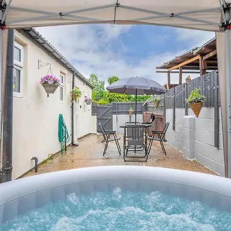 *2a* Ground Floor House Setup For Your Amazing & Relaxed + Free Parking + Free Fast Wifi *